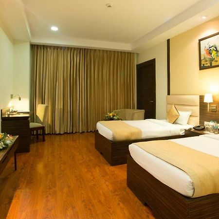 Hyphen Premier-Business Hotel 密拉特 外观 照片