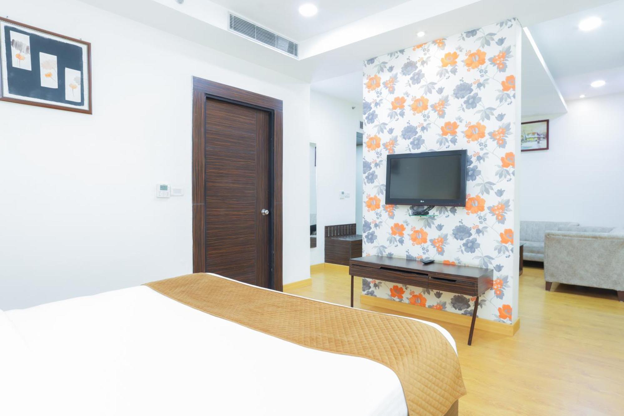 Hyphen Premier-Business Hotel 密拉特 外观 照片