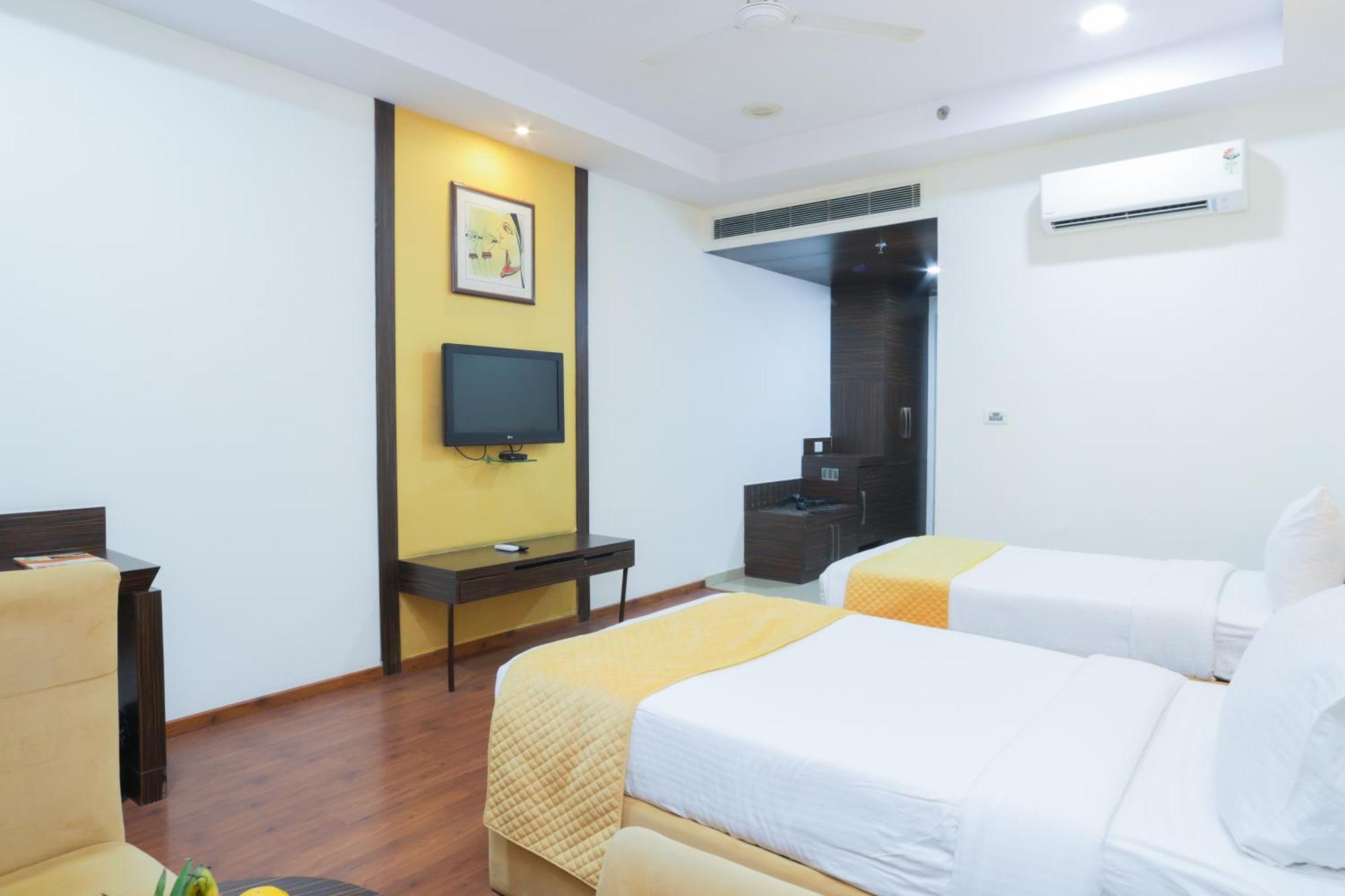 Hyphen Premier-Business Hotel 密拉特 外观 照片