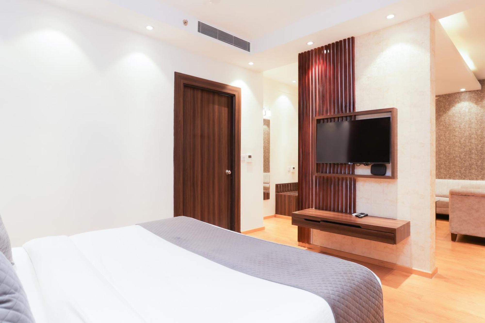 Hyphen Premier-Business Hotel 密拉特 外观 照片