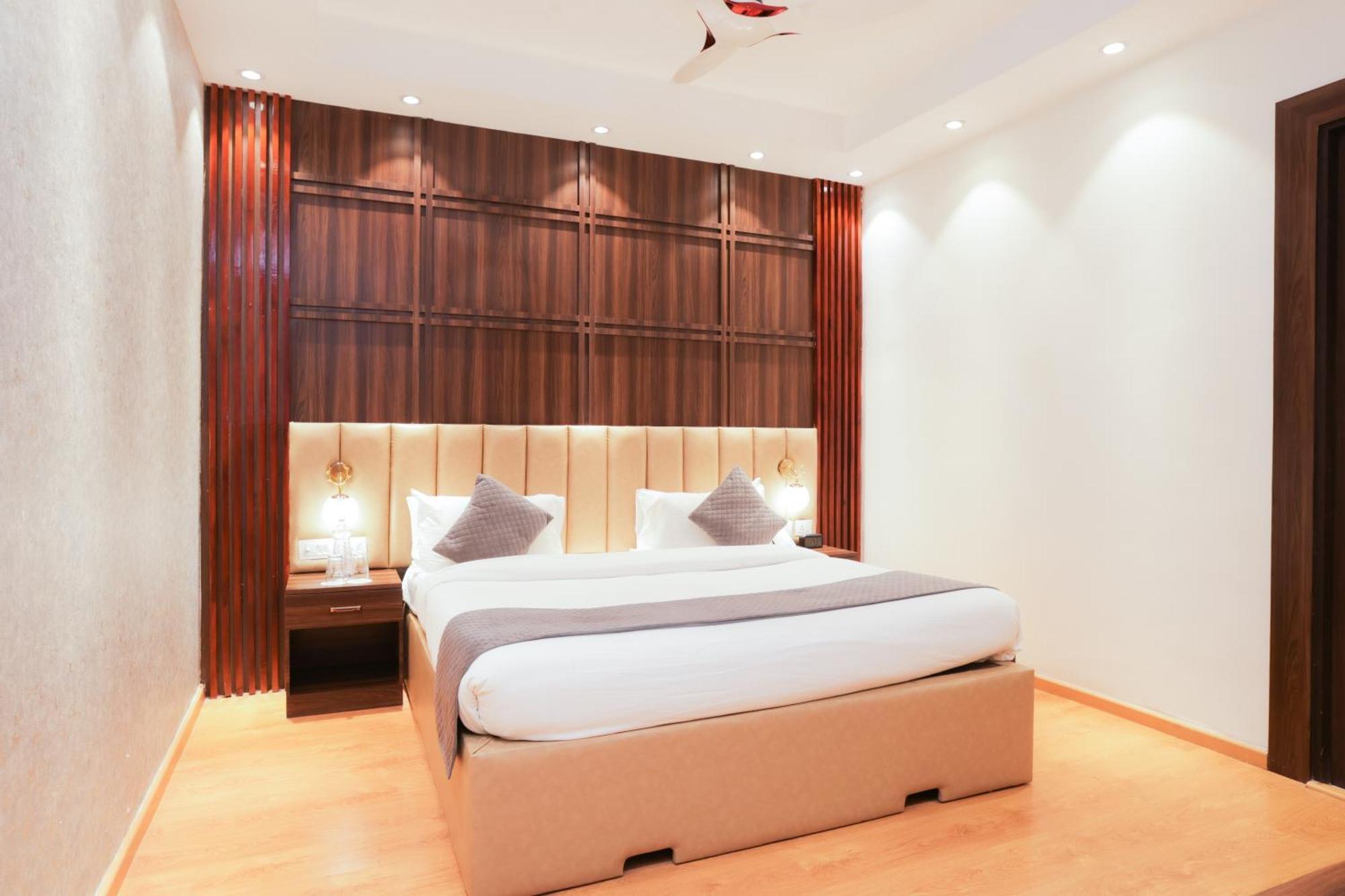 Hyphen Premier-Business Hotel 密拉特 外观 照片