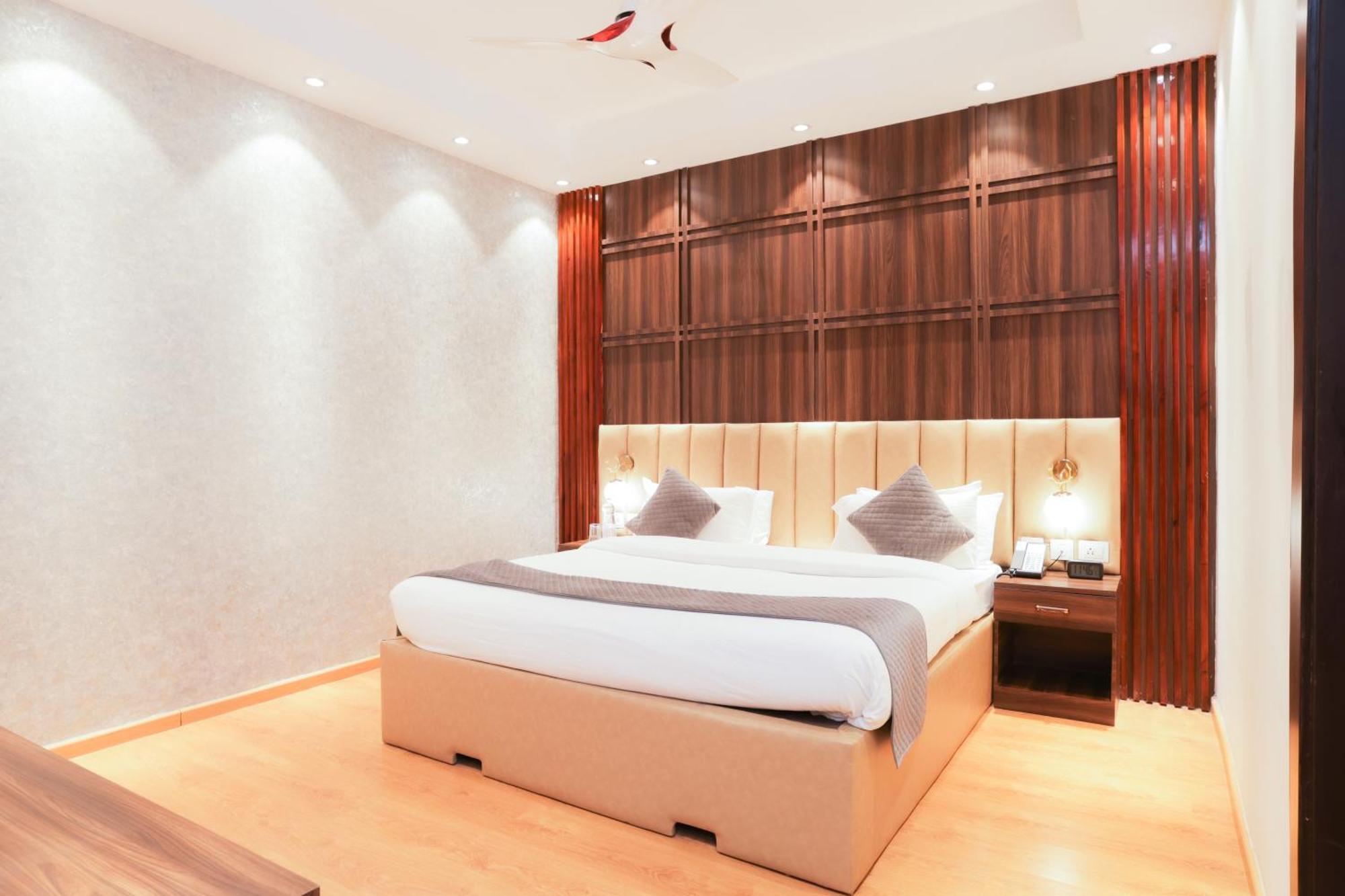 Hyphen Premier-Business Hotel 密拉特 外观 照片