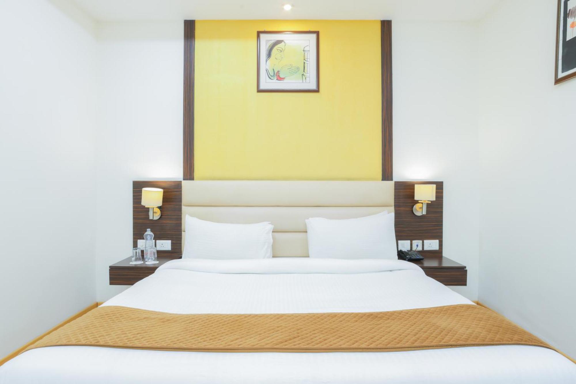 Hyphen Premier-Business Hotel 密拉特 外观 照片