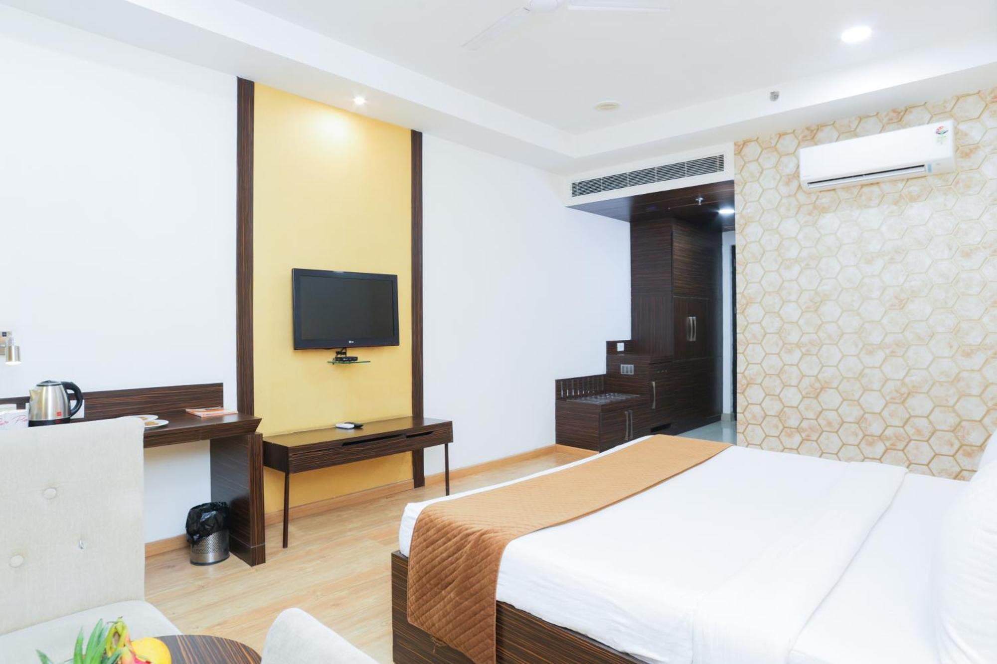Hyphen Premier-Business Hotel 密拉特 外观 照片