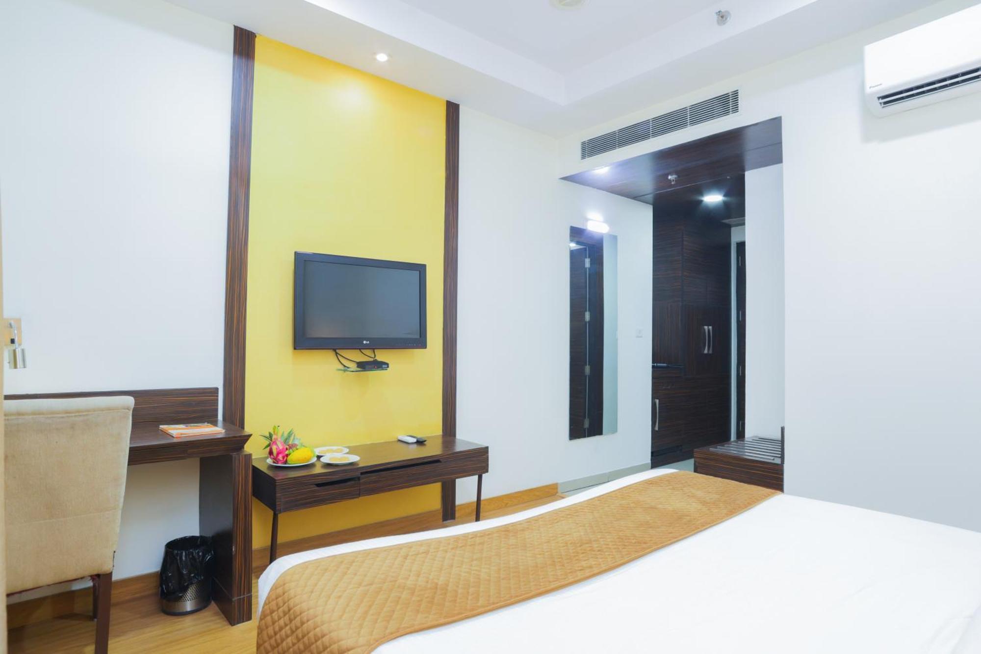 Hyphen Premier-Business Hotel 密拉特 外观 照片