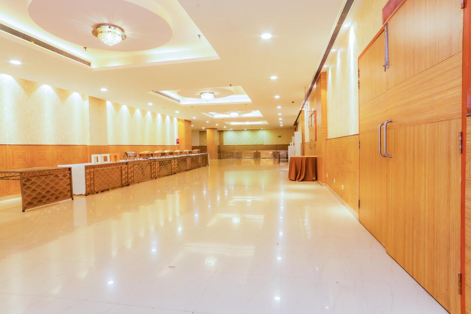 Hyphen Premier-Business Hotel 密拉特 外观 照片