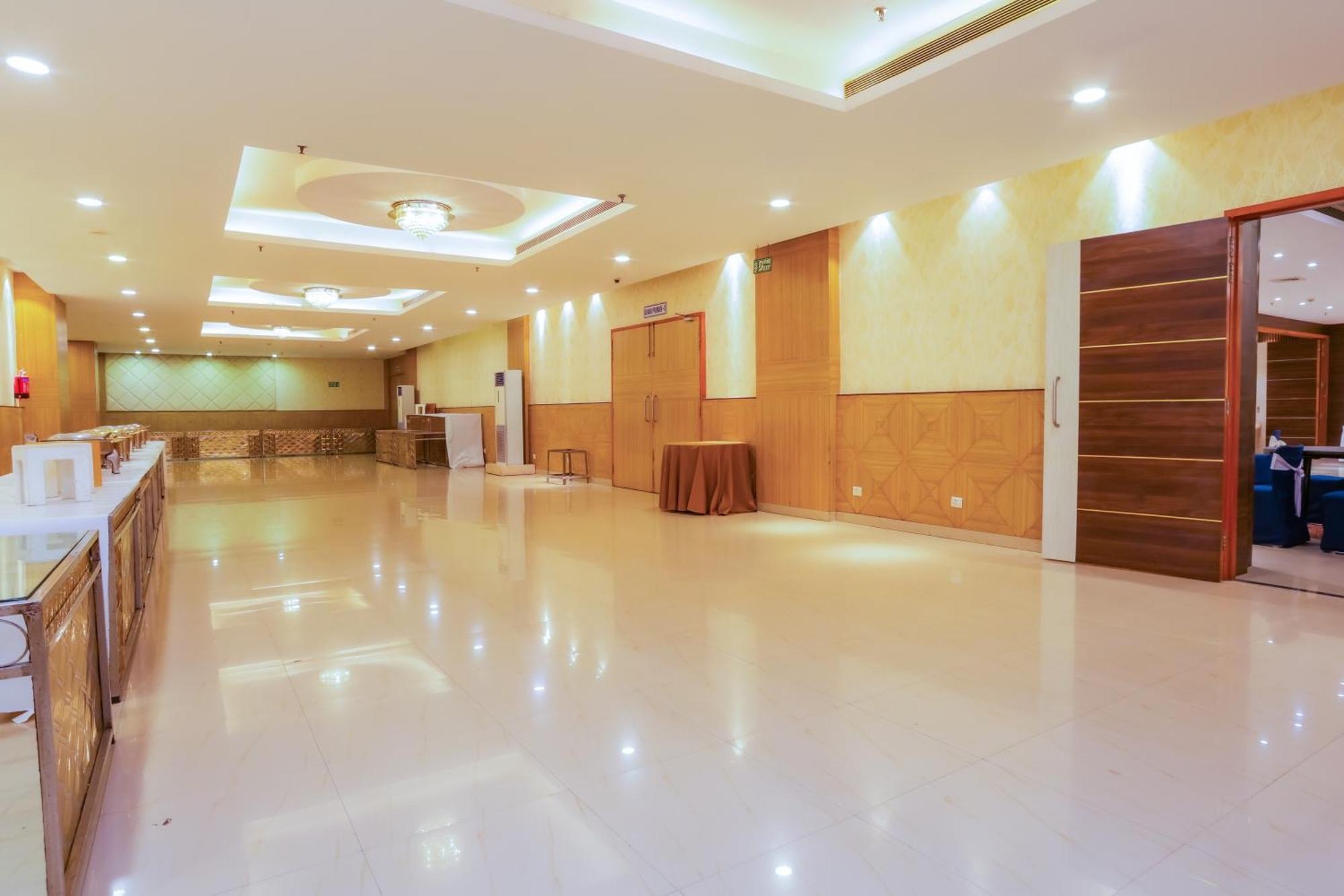 Hyphen Premier-Business Hotel 密拉特 外观 照片