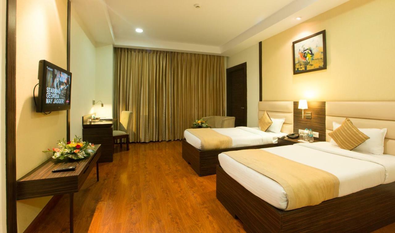 Hyphen Premier-Business Hotel 密拉特 外观 照片